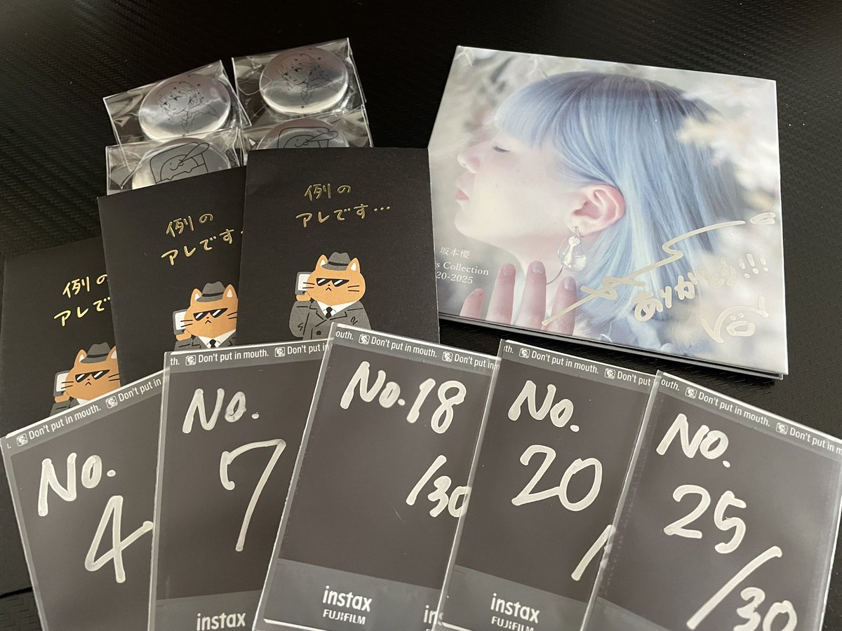 例のアレと直筆サイン入りCD そして追加の缶バッジ届きました