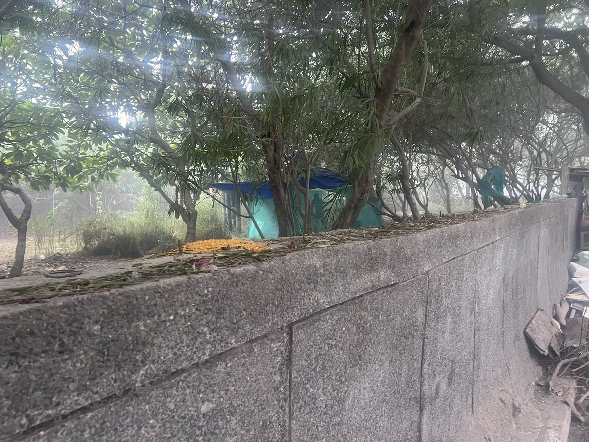 Sec50Antriksh's tweet photo. अंतरिक्ष ग्रीन्स सेक्टर ५० के सामने हरे-भरे क्षेत्र पर खुलेआम अतिक्रमण किया जा रहा है। इससे सुरक्षा को गंभीर खतरा है। 

कई अनधिकृत विक्रेता भी सड़क पर कब्जा जमा रहे हैं। 

नोएडा प्रशासन से अनुरोध है कि कृपया इस पर तुरंत ध्यान दें। @noida_authority @CeoNoida https://t.co/qjGKcRMsue