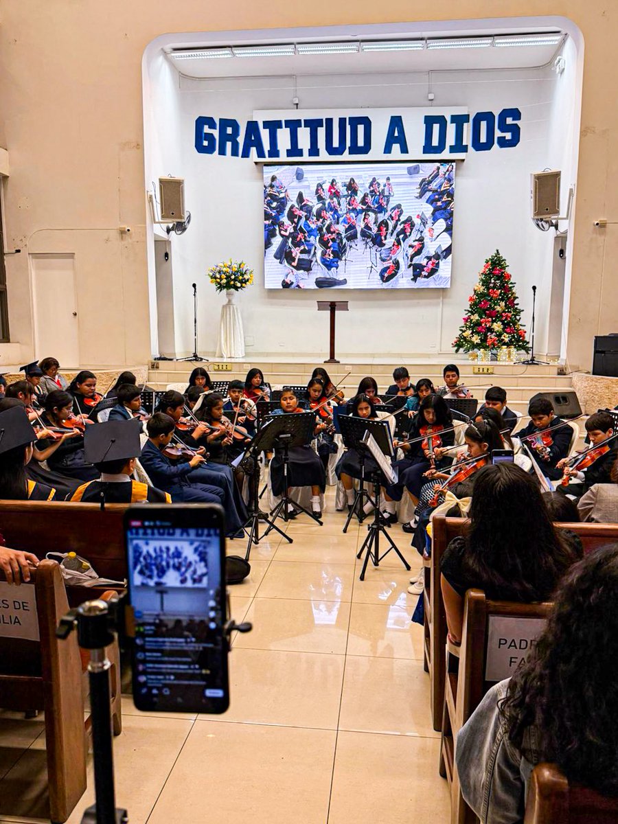 AdventistasAPCE's tweet photo. ¡Las nuevas generaciones también se suman! En el marco del programa de gratitud🎶, el Colegio Adventista España compartió con los padres de familia las actividades de #TodosporTodo 🙏y el mensaje de Navidad: El Dios que se acercó. 📖 https://t.co/4H9BO13xHn