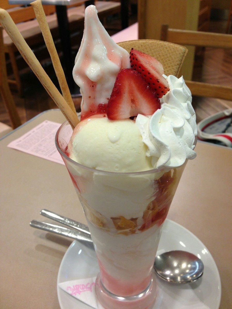 sakurafraise's tweet photo. really feeling like a cute strawberry parfait lately https://t.co/xUzSjScVhd