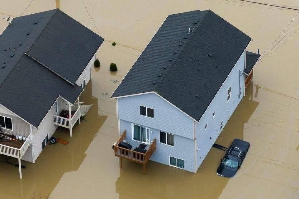 thanhura389's tweet image. Mỹ đế nhà máy thủy điện xả lũ gây thiệt hại nghiêm trọng, bang Washington ban hành lệnh sơ tán 100.000 dân. Mấy thằng đầu khấc 3/// đi hỗ trợ bà con đi nha.