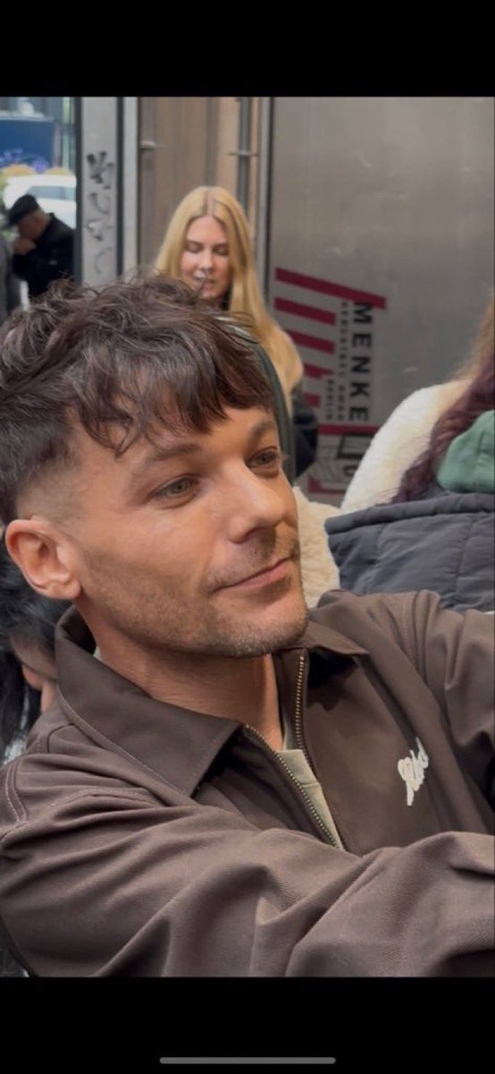 originalmissalg's tweet photo. Every once in a while I just stop in horror at the thought that @Louis_Tomlinson might not have chosen to have a solo career and then I go listen to all the wonderfulness he’s given us so far and what’s to come and the world is bright again. 🥹🥰😍♥️🍋 https://t.co/2JtMNxaYJm