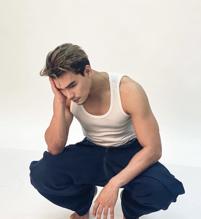lllooktarn's tweet photo. ไปเจอรูปพี่ชอนตอนทำผมไฮไลท์ คือแบบ ป้าให้เลยหล่ะ ไม่ไหวแล้ว รักหนุ่มผิวแทน ยิ้มสวย หน้าคม เทสดี ขี้อ้อน น่ารักว่ะ  😭 https://t.co/DJwsgshIMf