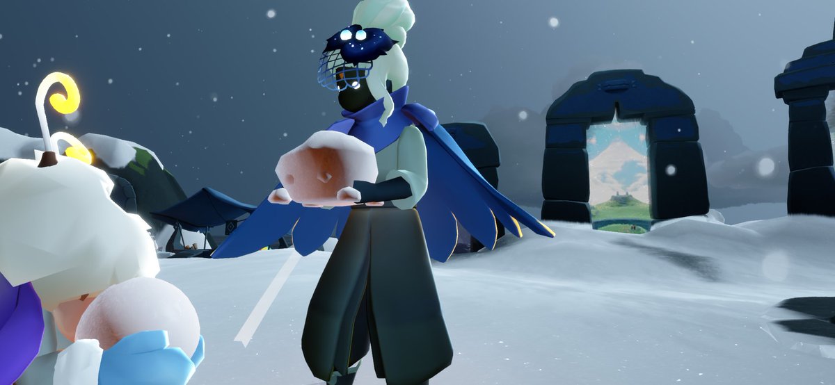 nora497763's tweet photo. 雪玉デカすぎん？と思っら🦀ちゃん？
四角の雪玉は🦀ちゃんに自分以外は見えるってことかな？なかなかの攻撃性あるサイズで笑った🤣🤣 https://t.co/b0Wap339BS
