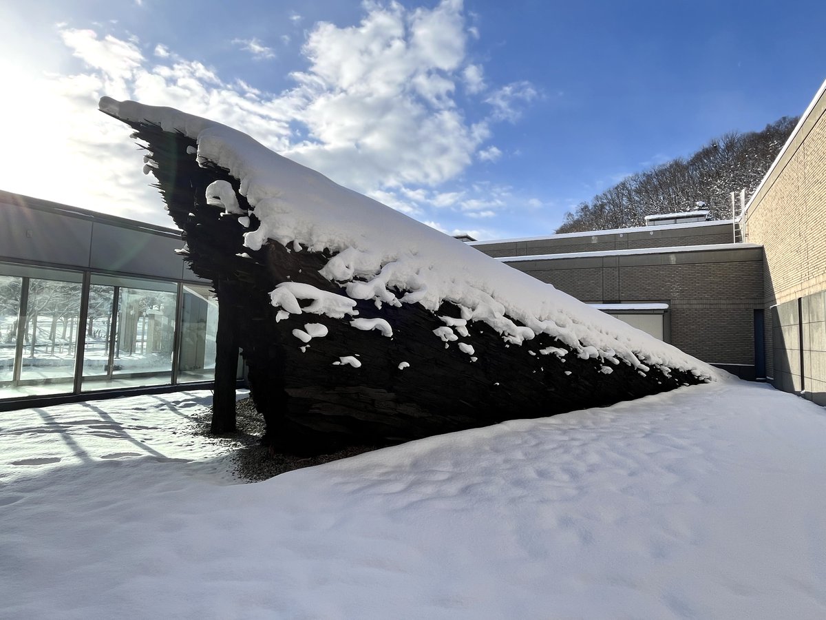 美術館中庭に展示中の藤原千也《太陽のふね》も雪化粧しています。雪が