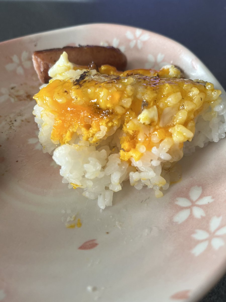corop3's tweet image. レンチンしたご飯の中心に半熟目玉焼きの黄身を流し込むと硬くなることが判明
うまい😋