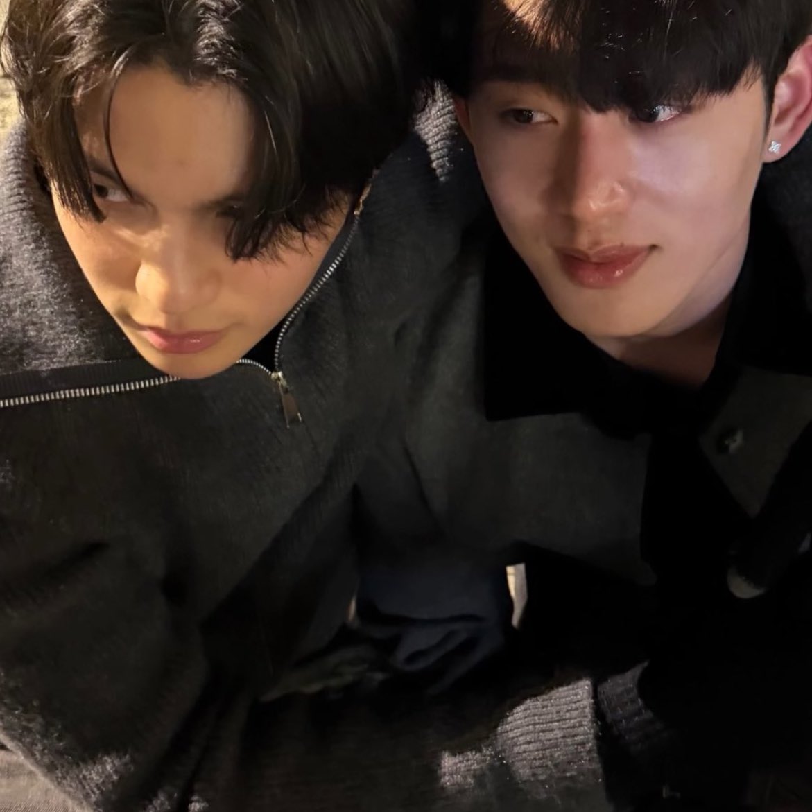 THEY ARE SO DAMN IN LOVE IN ROME 😭😭😭😭 WILLIAM WITH HIS ARM AROUND EST AND HIS OTHER ARM TOUCH HIS TUMMY…?!! CRYING AGAIN

est looks so happy…😳
#WilliamEst