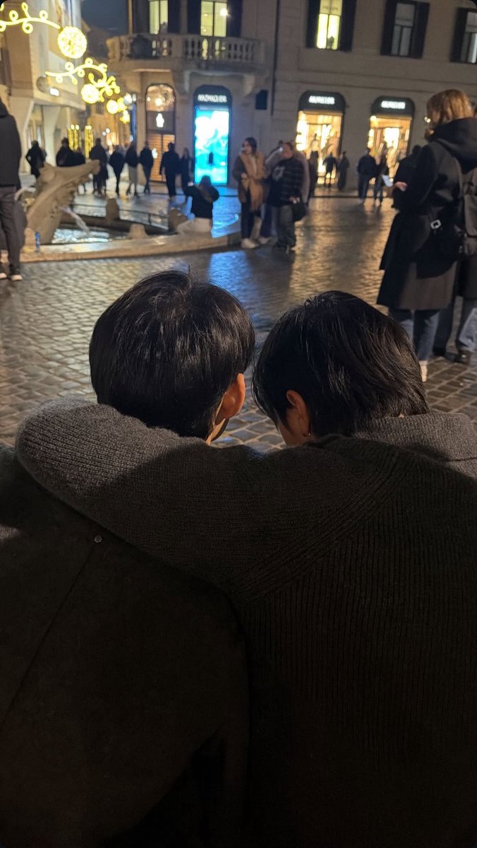 harxeuphoria's tweet image. ( #williamest #วิลเลี่ยมเอส ) 

“rome is so cold” 🫂

            front view                               back view