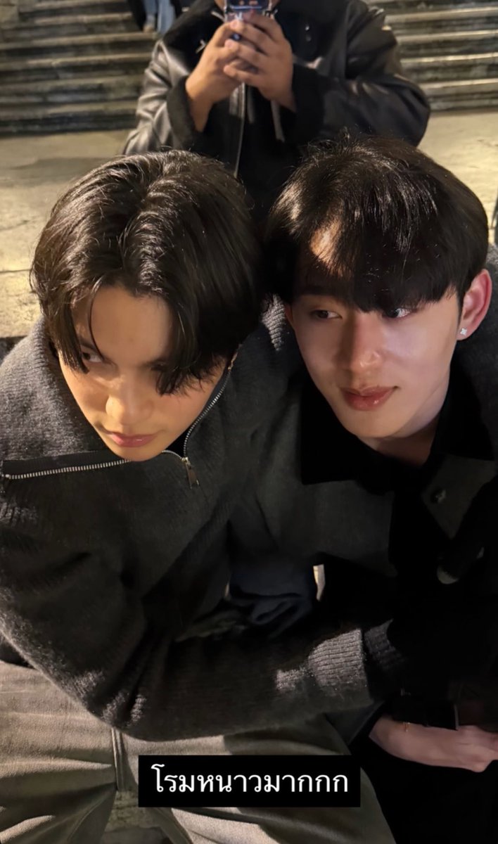 harxeuphoria's tweet image. ( #williamest #วิลเลี่ยมเอส ) 

“rome is so cold” 🫂

            front view                               back view