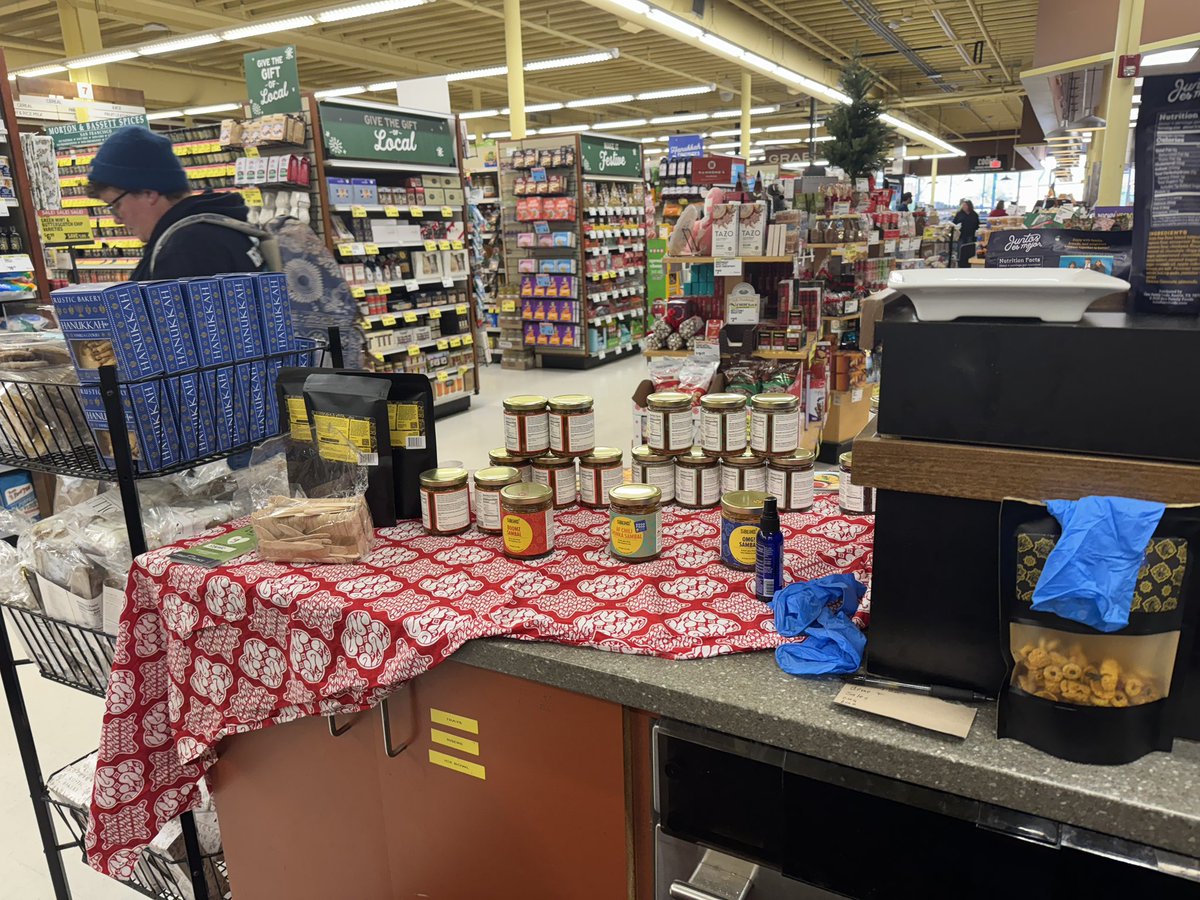 今日は高級スーパーで、新製品の売り子✨

最近、「お前どこにでも出没するな！」🤣て客にいわれる。自分でもそう思う🤣🤣

ちなみに明日はポートランドバザーイベントに出没🧚

#別名ポートランドの妖精🧚🍄