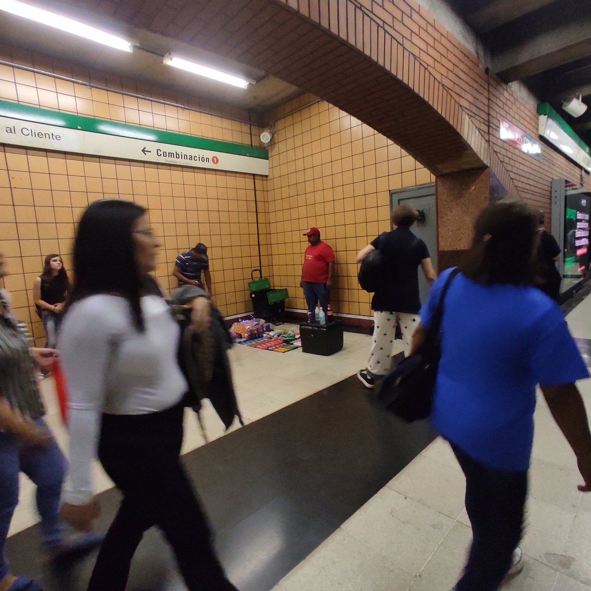 Christo15429810's tweet photo. @metrodesantiago AHORA Metro baquedano, y los vigilantes ???? https://t.co/LNKZnjUqJm