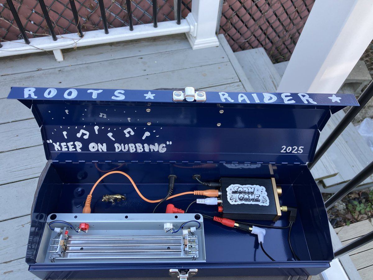 soon_come_sound's tweet image. 🔵 Real deal spring reverb powered by USB in a blue toolbox enclosure, going out to a customer today. #springreverb #dubreggae #soundsystem #diyaudio