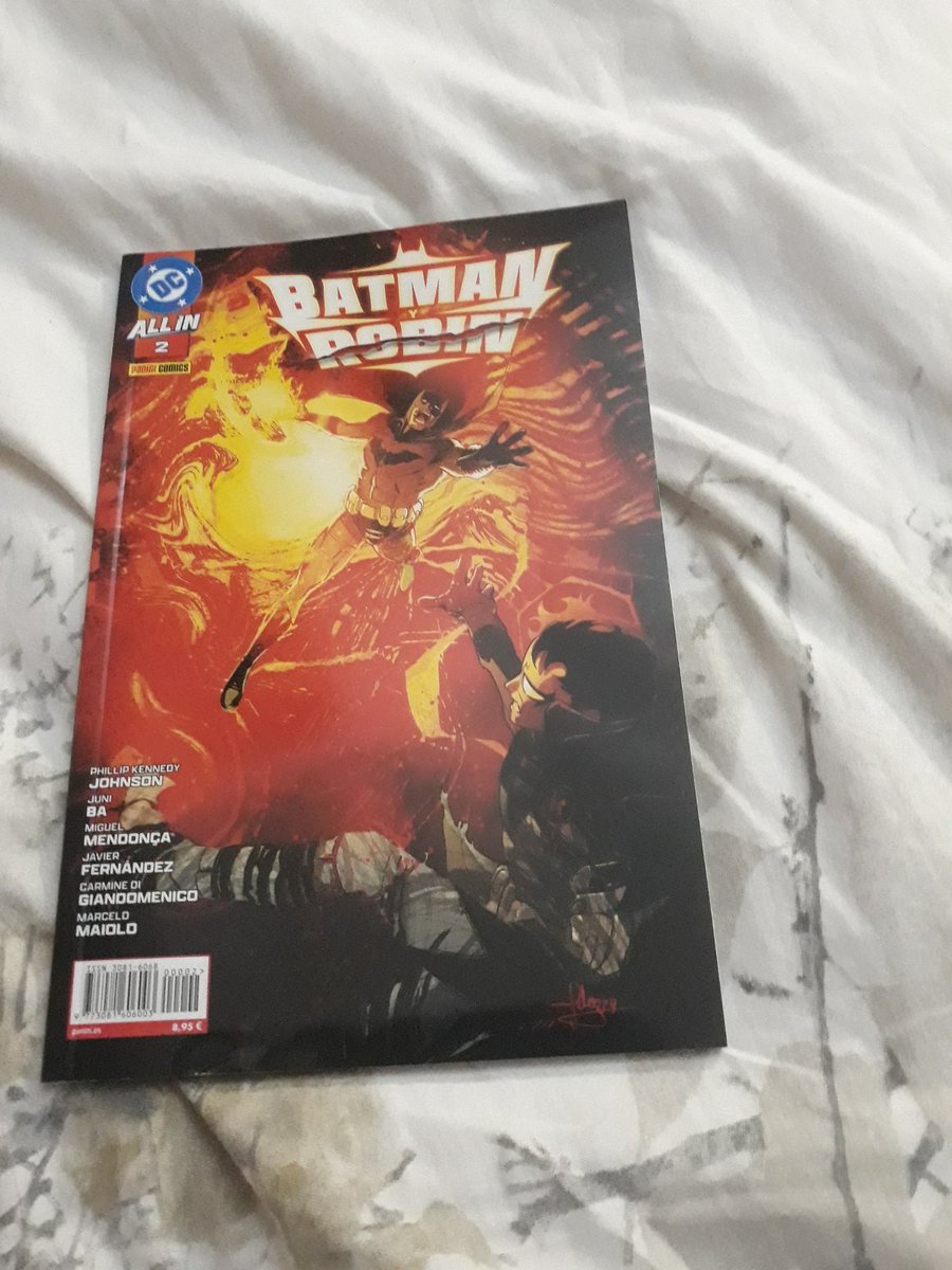 Memento tiene a Damián Wayne mientras Batman bajo los efectos del gas del miedo del espantapájaros busca pistas..Todo apunta al pasado de Bruce en Londres o algo sobrenatural...Esto inquietara a Batman y a la investigadora Katherine Lautrec.
Philip Kennedy Johnson nos muestra una