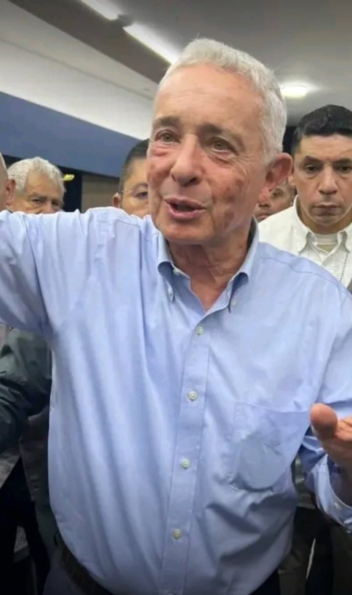 JavierAdaime's tweet photo. La pelea del centro democrático fue con ácido y todo..! 
🤼 https://t.co/NkPWyACwSR