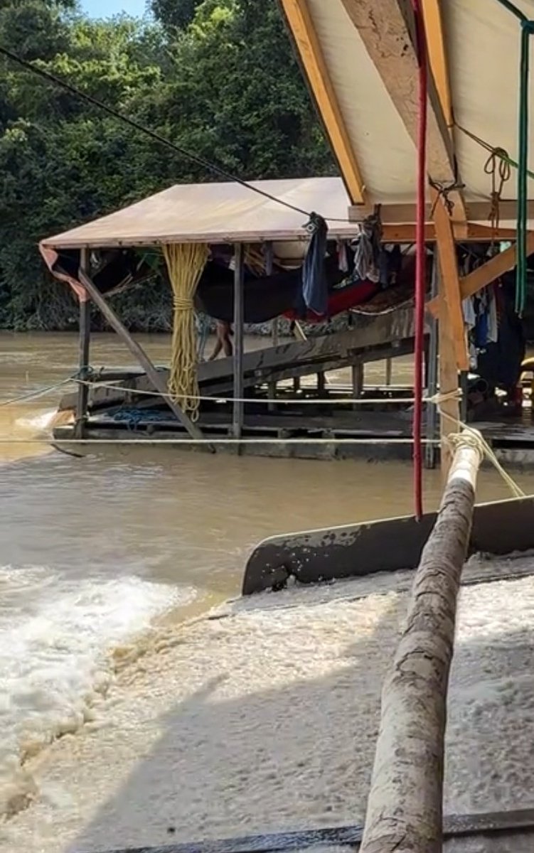 #Atencion #Venezuela 
Balsas mineras ilegales socavan el Caroní medio en el Sector indígena 3 Urimán #edoBolivar 
Uno de los tramos con mayor densidad de embarcaciones que degradan la principal cuenca hídrica de la cual dependen las centrales hidroeléctricas del país