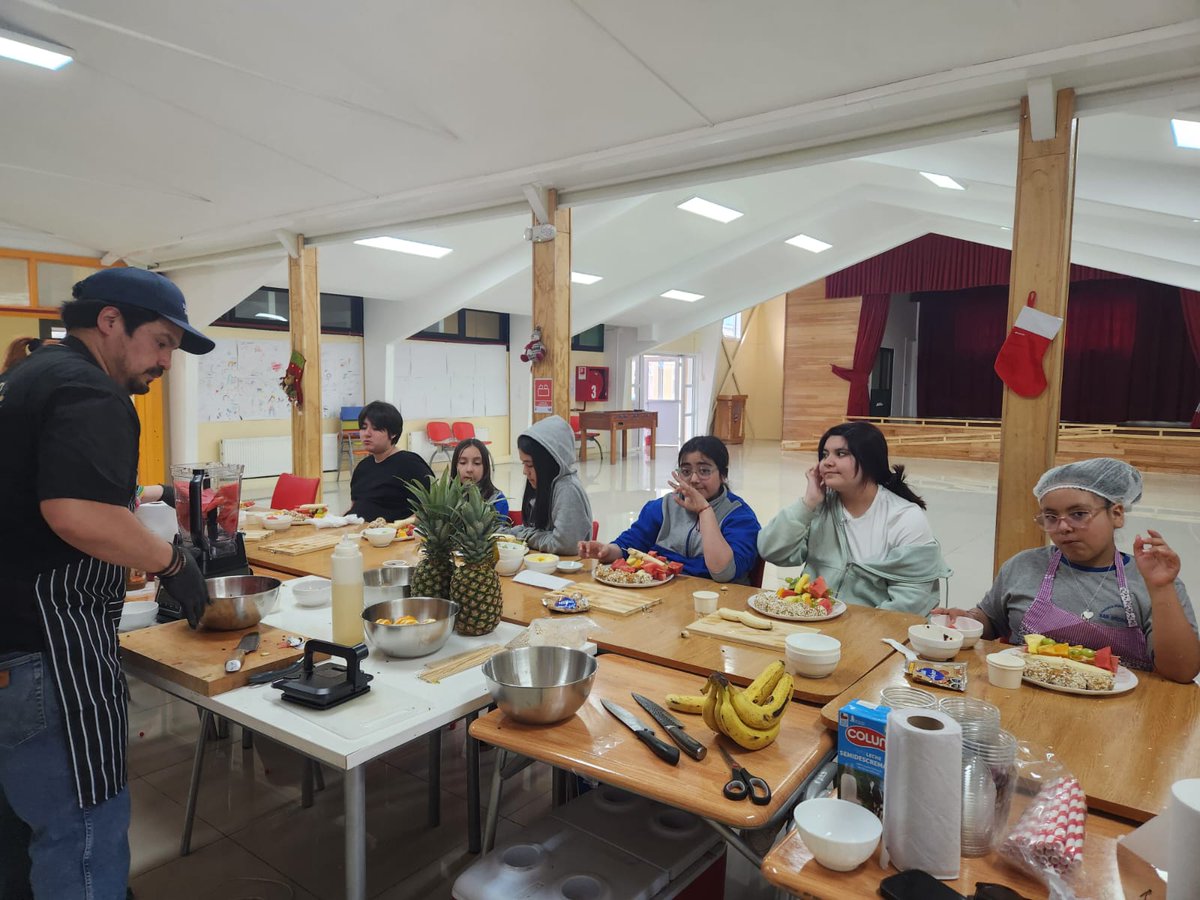 SanGregorioCL's tweet photo. 🥗✨ Talleres de Cocina Saludable ✨🥗
Niños, niñas, adolescentes y personas adultas de #SanGregorio participaron en actividades prácticas de cocina, elaborando preparaciones saludables y equilibradas 🍓🍌🥑.
Estas instancias promueven hábitos de alimentación saludable💚 https://t.co/QzkpLks0nQ