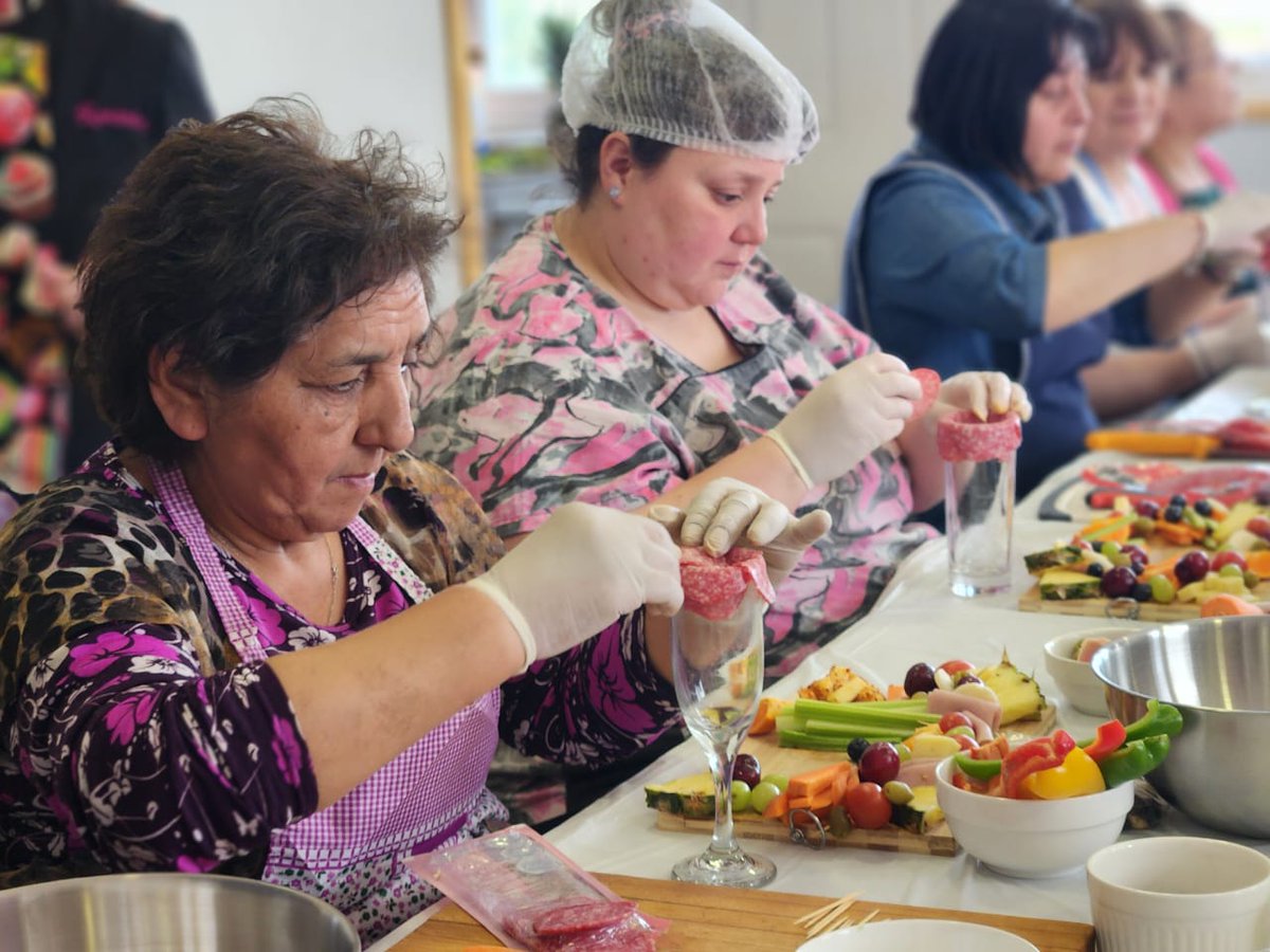 SanGregorioCL's tweet photo. 🥗✨ Talleres de Cocina Saludable ✨🥗
Niños, niñas, adolescentes y personas adultas de #SanGregorio participaron en actividades prácticas de cocina, elaborando preparaciones saludables y equilibradas 🍓🍌🥑.
Estas instancias promueven hábitos de alimentación saludable💚 https://t.co/QzkpLks0nQ