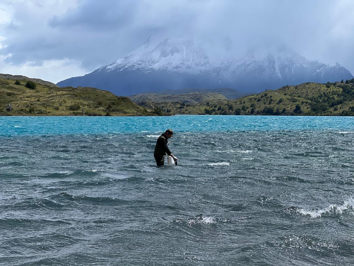 MopMagallanes12's tweet photo. #DGAMOP realiza este mes de diciembre el muestreo correspondiente a la norma secundaria de calidad ambiental del Río Serrano, completando la campaña de primavera. Se muestrearon las 15 estaciones que componen la campaña, entre ellas Río Paine en parque Nacional 2, Río Serrano en desembocadura, Río Grey ante junta Río Serrano, y Río Las Chinas en desagüe Lago Toro, entre otras.
💧El muestreo de calidad de agua consiste en determinar parámetros insitu de temperatura, pH, oxígeno disuelto y conductividad. Además se procede con la toma de muestras de las cuales 2 se preservan con ácido nítrico y una de ellas se envía a laboratorio externo para el análisis respectivo.
➡️La Norma Secundaria busca prevenir el deterioro ambiental, recuperar, proteger y conservar la biodiversidad acuática, y mantener la calidad básica que actualmente poseen las aguas continentales superficiales de la cuenca hidrográfica del Río Serrano.