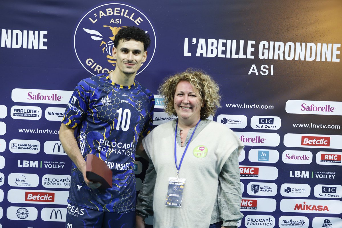 ASIVB's tweet image. Victoire de l’Abeille Girondine ASI à la Ruche Aréna pour conclure 2025 ! 🔥🐝

MVP : Oussama Ben Romdhane, impérial.

Soutien au joueur de Reims blessé 🤝

📅 Prochain match : 03/01/2026 vs Fréjus, à domicile.

🎟️ On démarre 2026 avec la même énergie !

Voler Défendre Piquer