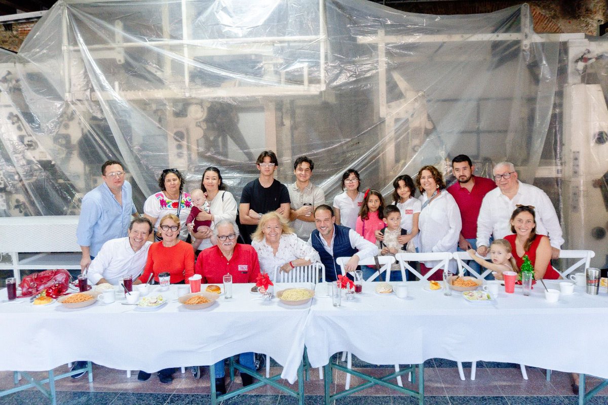 JM_UNANUE's tweet photo. Me dio mucho gusto acompañar a la familia @NOTIVER en la celebración de sus 51 años de informar con profesionalismo y cercanía. https://t.co/Wb6nehhA2z