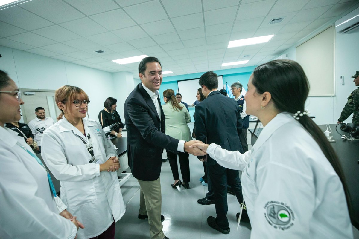 HectorZelaya's tweet photo. Hoy, junto a la Presidenta @XiomaraCastroZ, inauguramos el Laboratorio Nacional de Vigilancia de la Salud, una obra que protege vidas y coloca a Honduras a la vanguardia de la salud pública en Centroamérica, con equipamiento de última generación, este laboratorio permitirá vigilar y detectar enfermedades infecciosas, realizar estudios de biología molecular y fortalecer la lucha contra la tuberculosis, procesando muestras de todo el país con altos estándares de bioseguridad.

Este proyecto es posible gracias a la cooperación solidaria de Japón 🇯🇵, país amigo con el que hoy alcanzamos la mayor cooperación de nuestra historia a través de @jica_direct_en, en el marco de 90 años de amistad.

En la recta final del gobierno, la Presidenta le ha dicho con claridad al pueblo hondureño: ¡Misión cumplida! Cumplida porque gobernó pensando en la vida, la dignidad y una salud pública fuerte para todas y todos.