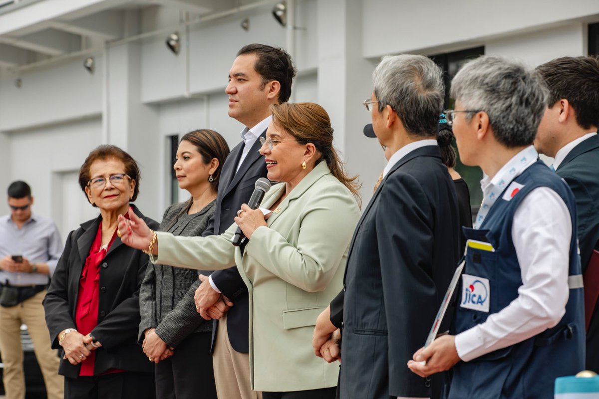 HectorZelaya's tweet photo. Hoy, junto a la Presidenta @XiomaraCastroZ, inauguramos el Laboratorio Nacional de Vigilancia de la Salud, una obra que protege vidas y coloca a Honduras a la vanguardia de la salud pública en Centroamérica, con equipamiento de última generación, este laboratorio permitirá vigilar y detectar enfermedades infecciosas, realizar estudios de biología molecular y fortalecer la lucha contra la tuberculosis, procesando muestras de todo el país con altos estándares de bioseguridad.

Este proyecto es posible gracias a la cooperación solidaria de Japón 🇯🇵, país amigo con el que hoy alcanzamos la mayor cooperación de nuestra historia a través de @jica_direct_en, en el marco de 90 años de amistad.

En la recta final del gobierno, la Presidenta le ha dicho con claridad al pueblo hondureño: ¡Misión cumplida! Cumplida porque gobernó pensando en la vida, la dignidad y una salud pública fuerte para todas y todos.