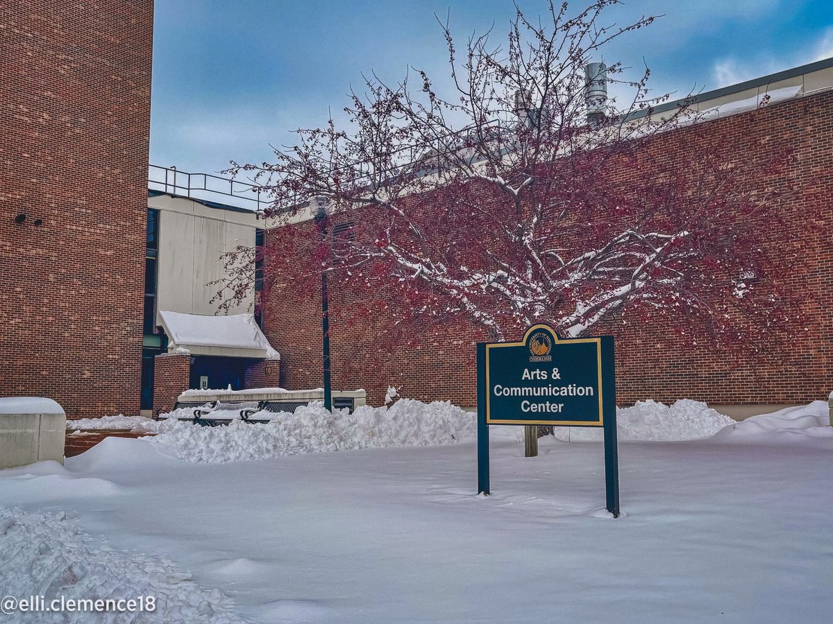 UWOFootball's tweet image. Winter dressed the campus up just in time for graduation. ❄️🎓 

#GoldStandard | #O2HVE6AS