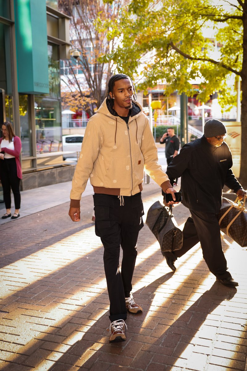Friday night hoops on the way.
@ju1ianphillips x @isaacokoro303