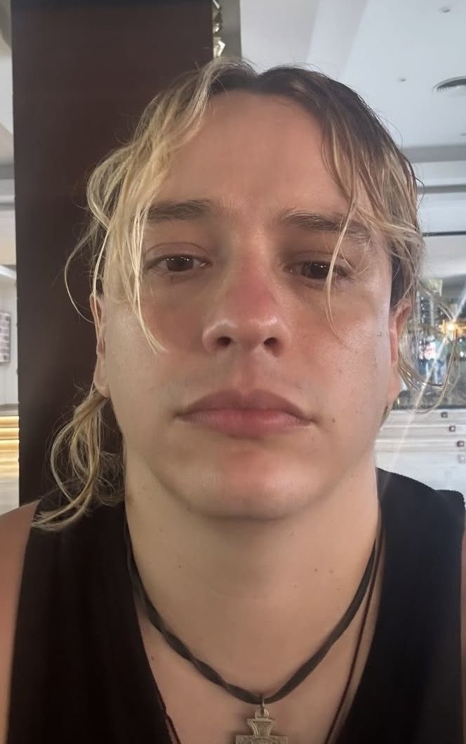 definitivamente me gustan los rockeritos de 37 que parecen de 20, con cara de minita, rubios y con el pelo largo.