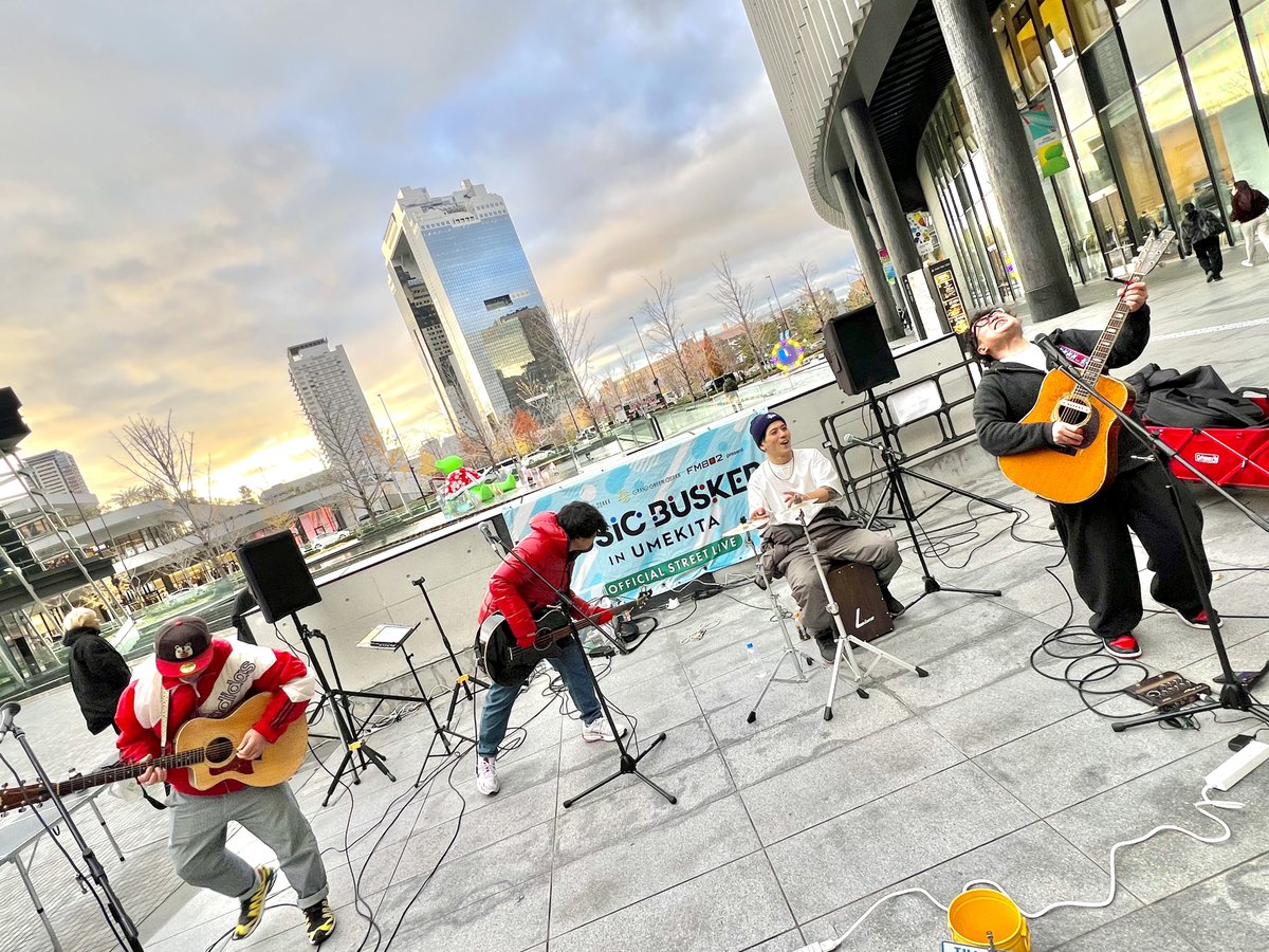 moppy_12345's tweet image. 25.12.12 ①
#ZILCONIA
25周年ワンマン前日応援企画！

平日昼間に
うめきた広場に集う多くの人🎊

夕暮れが近づき刻々変わる空の表情。
半年ぶりのバスカーは
スカイビルに映る
梅田の景色がとても鮮やかだった☺️

音響にステージに
極寒の中
この日を創ってくれた事に感謝❄️

#アシガルユース
#赤い