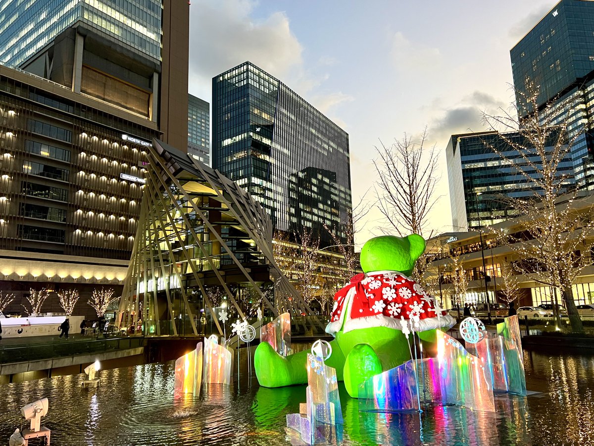 moppy_12345's tweet image. 25.12.12 ①
#ZILCONIA
25周年ワンマン前日応援企画！

平日昼間に
うめきた広場に集う多くの人🎊

夕暮れが近づき刻々変わる空の表情。
半年ぶりのバスカーは
スカイビルに映る
梅田の景色がとても鮮やかだった☺️

音響にステージに
極寒の中
この日を創ってくれた事に感謝❄️

#アシガルユース
#赤い