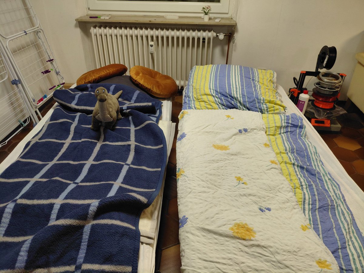 Für das Key to Victory Housing die Betten vorbereitet, eins für den normalen Erwachsenen Mann, eins für den kleinen Yoshi Main