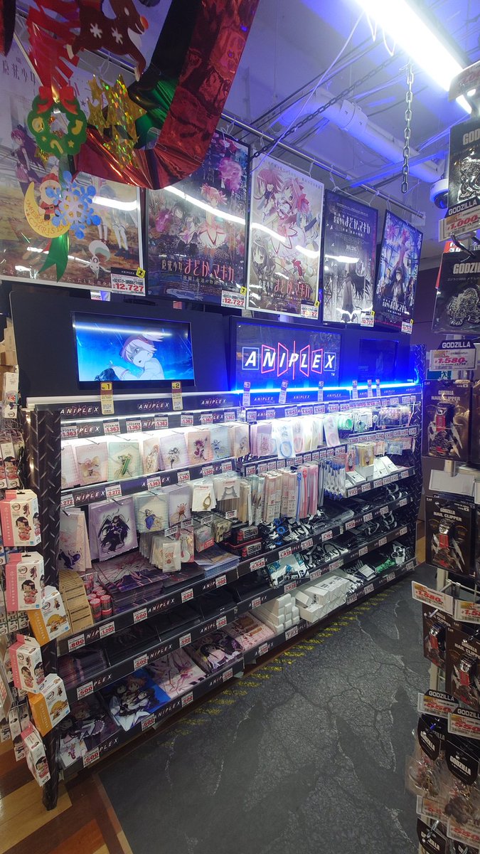 kaname_monmon's tweet photo. ドン・キホーテ渋谷本店のアニプレックスコーナーはまどマギで溢れてた🎀 https://t.co/a6kkB2QYOM