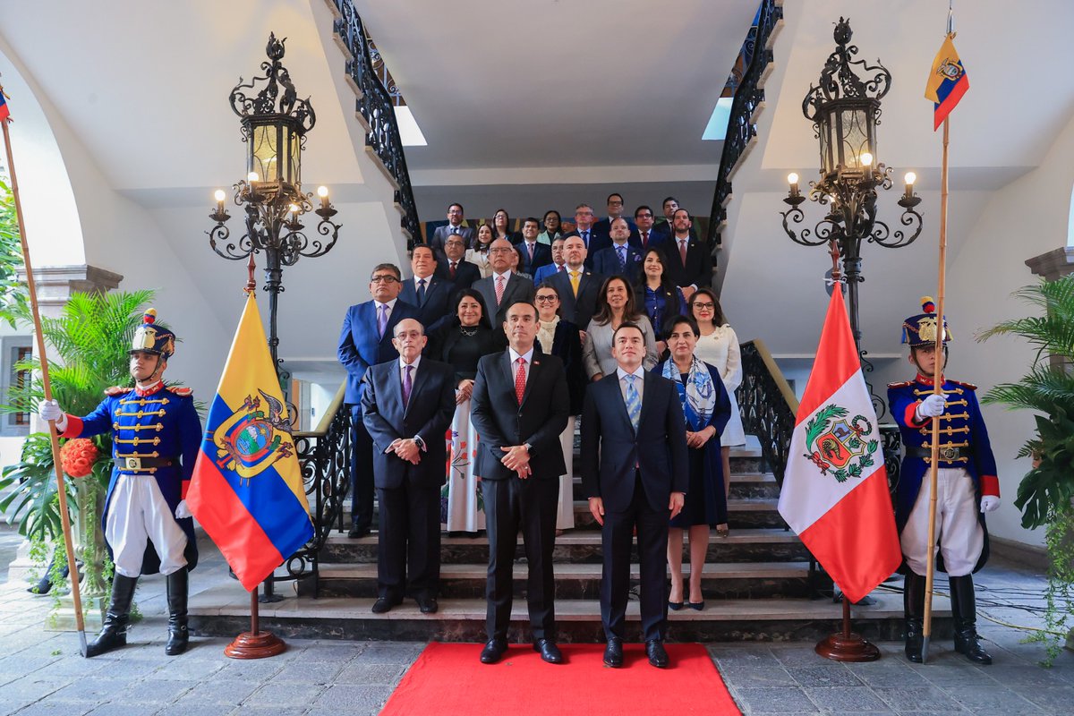 presidenciaperu's tweet photo. #BinacionalPerúEcuador 🇵🇪🤝🇪🇨 | ¡Aliados en la lucha contra el crimen organizado!
El presidente de la república, José Jerí y su homólogo Daniel Noboa brindaron una declaración conjunta, luego del Encuentro Presidencial y el XVI Gabinete Binacional, donde anunciaron que ambos países tienen como objetivo común derrotar a las economías ilegales, garantizar la seguridad ciudadana y fortalecer la presencia de las fuerzas del orden en la zona fronteriza.