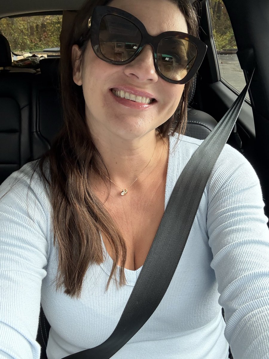 kittyworldclass's tweet image. Fully clothed, older mom, so you probably won’t say hi