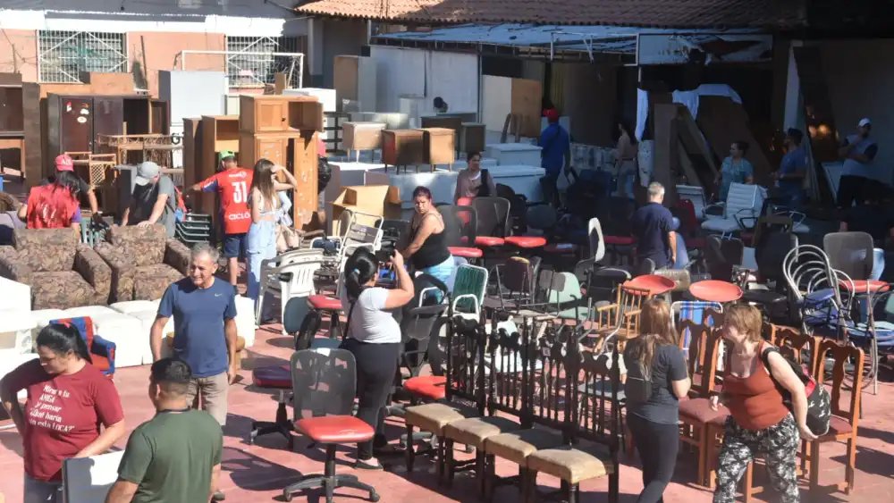 delpynews's tweet photo. ▶️INICIA LA COLECTA CORAZONES ABIERTOS | ❤️

La Campaña Nº 43 se realiza del 12 al 30 de diciembre en barrios de Asunción y Gran Asunción, recolectando donaciones de ropa, muebles, electrodomésticos, juguetes y más.

🗓️La gran feria anual será los días 28, 29 y 30 de diciembre desde las 09:00 en la Escuela Dr. Luis Alberto de Herrera, donde se venderá todo lo recolectado a precios bajos. Cada año asisten más de 10.000 personas.

📱Para donaciones o voluntariado: WhatsApp (0994) 494-900 o redes sociales de Corazones Abiertos.

📄UH (Web)