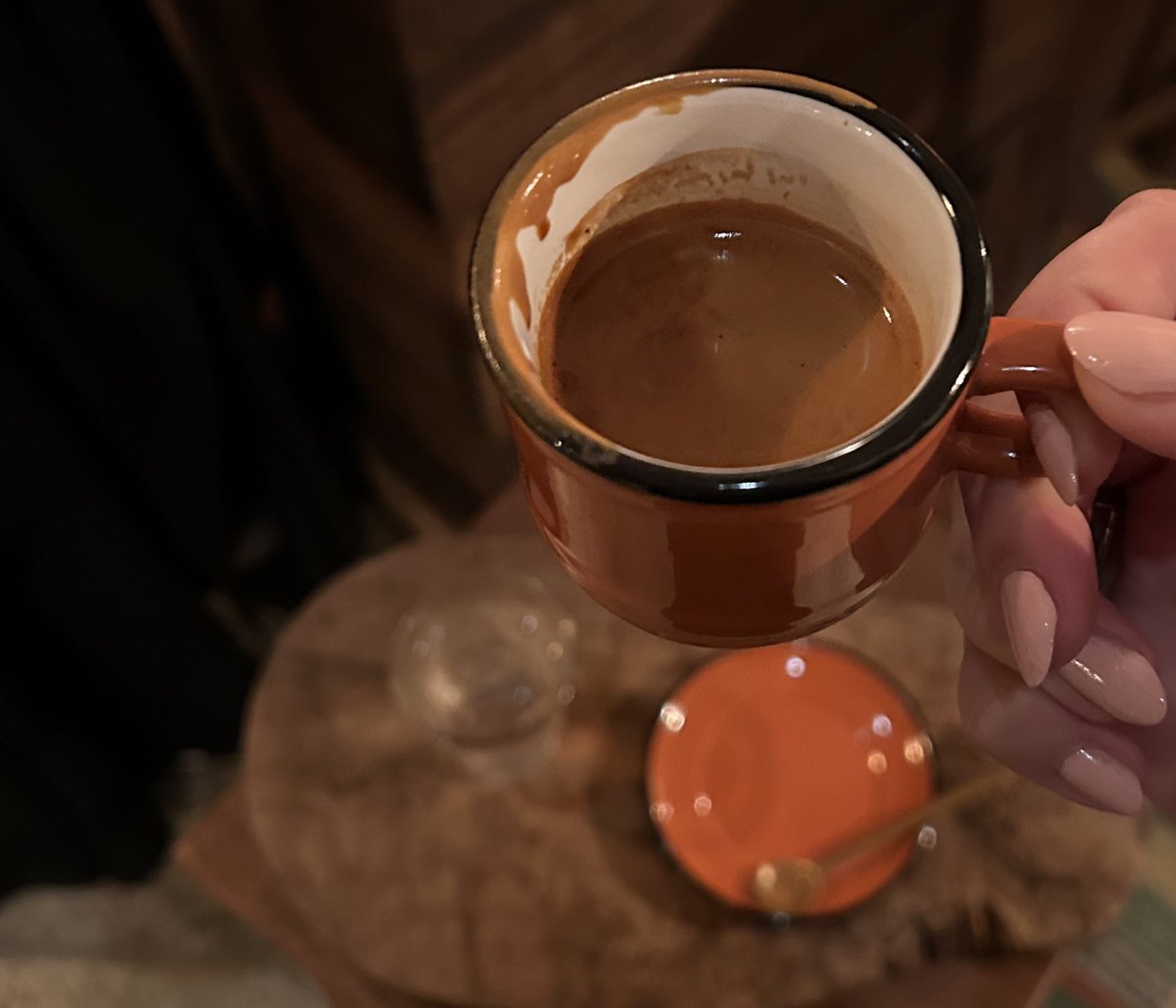 «تملأك بالأسئلة 
ليه كل معجز مر هذا الكون فيها له صلة 
ليه كل شي فيها تظن انك تعرفه تجهله 
ليه كل لا معقول فيها ورغم هذا تعقله»

وصف يليق بهالمُرّة،
وأنا في أتمّ وأعلى مراحل -الرضى- بأن يكون هالكوب وحده هو مكافأة تعبي في كل نهاية يوم طويل ومُتعب
أحبك