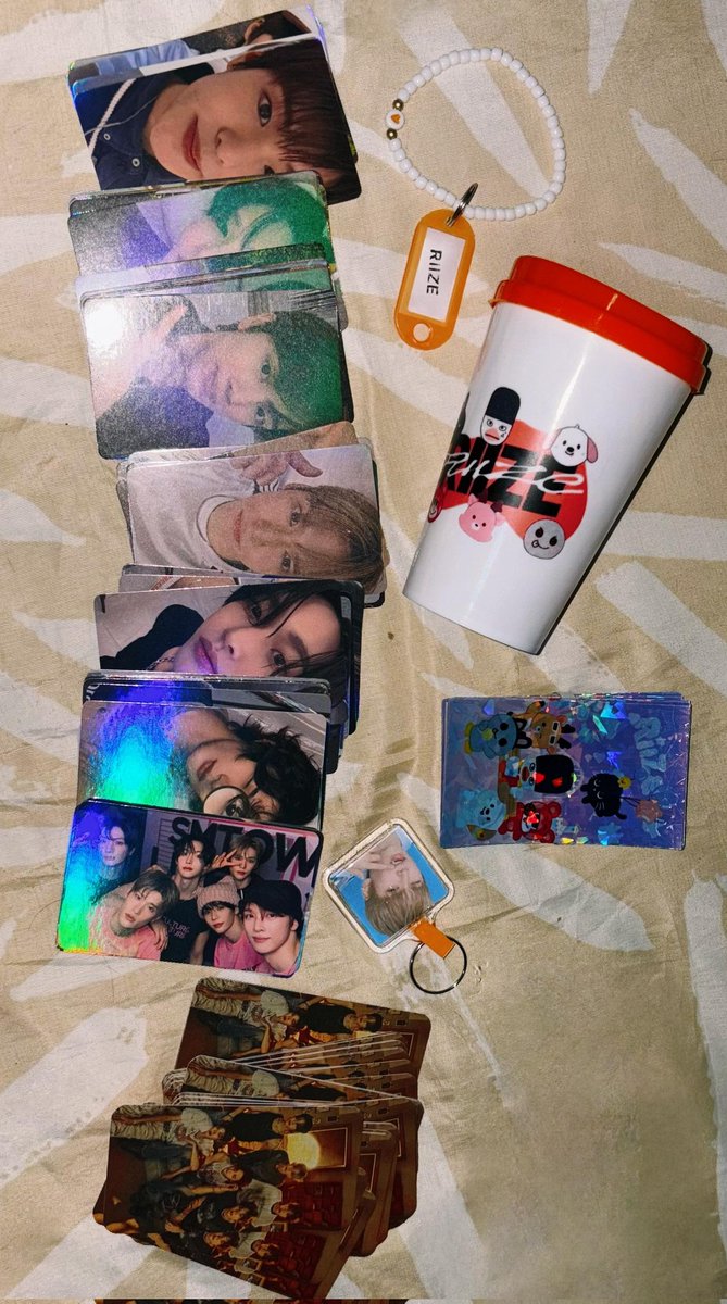 Brindes e prêmios prontinhos para o nosso evento especial do RIIZE que vai acontecer amanhã! 🤗