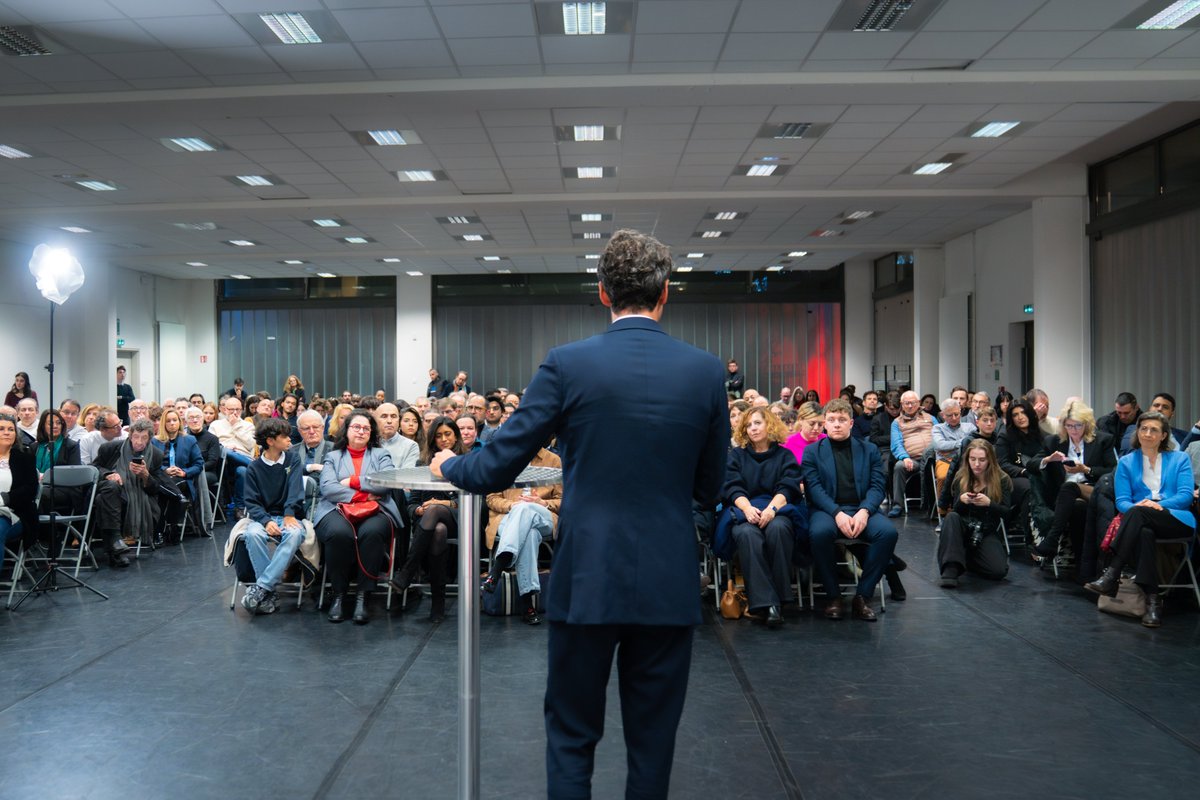 GabrielAttal's tweet photo. Partout en France, dans ces salles pleines, comme ici sur ma circonscription à Vanves, le même constat, la même inquiétude. Les écrans et les réseaux sociaux constituent une catastrophe sanitaire et éducative en puissance pour nos enfants.

Face à cette menace, nous agissons : notre proposition de loi pour interdire l’accès aux réseaux sociaux avant 15 ans et instaurer un couvre-feu numérique de 22h à 8h pour les 15–18 ans sera examinée dès le 19 janvier prochain.