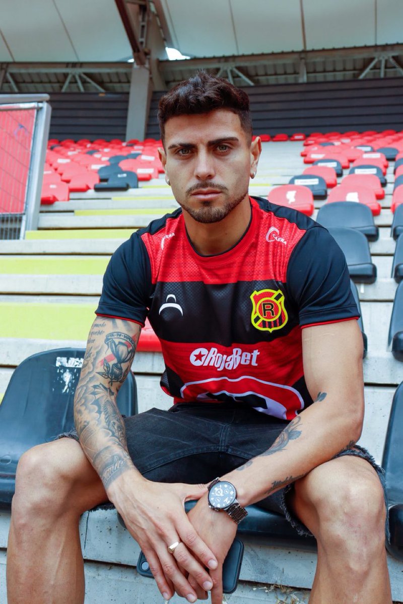 RodrigoQta's tweet image. ⚽️🇨🇱 NÚMERO EQUIVOCADO☎️
#ULaCalera recibió el llamado de un club de la zona norte del país. Querían saber si Christopher “Coca” Díaz (30|🇨🇱) quedaba libre. Los cementeros les dijeron que NO. Tiene contrato vigente y está en los planes. Cualquier oferta debe pasar por los rojos🚫