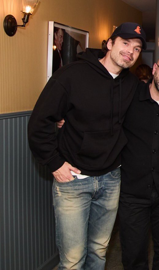 i don't even have to say anything anymore, we all know he looks good, he also knows he looks good 😭