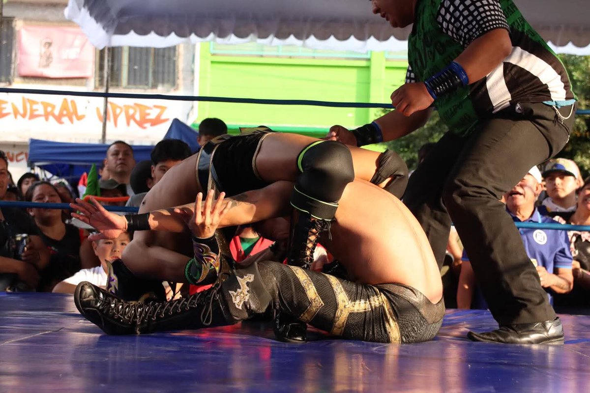 LaTijeraLucha's tweet image. En una movida y espectacular batalla de 6 jóvenes guerreros, la tercia #DinamicFly, #GoldenPower y #MayingFly logra con un par de movimientos dar cuenta de gran manera de #Tiago, quien fue respaldado por #Diagonal y Vertical, provocando una lluvia de dinero del público asistente.