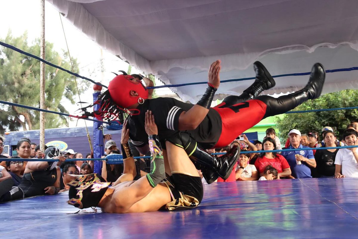 LaTijeraLucha's tweet image. En una movida y espectacular batalla de 6 jóvenes guerreros, la tercia #DinamicFly, #GoldenPower y #MayingFly logra con un par de movimientos dar cuenta de gran manera de #Tiago, quien fue respaldado por #Diagonal y Vertical, provocando una lluvia de dinero del público asistente.