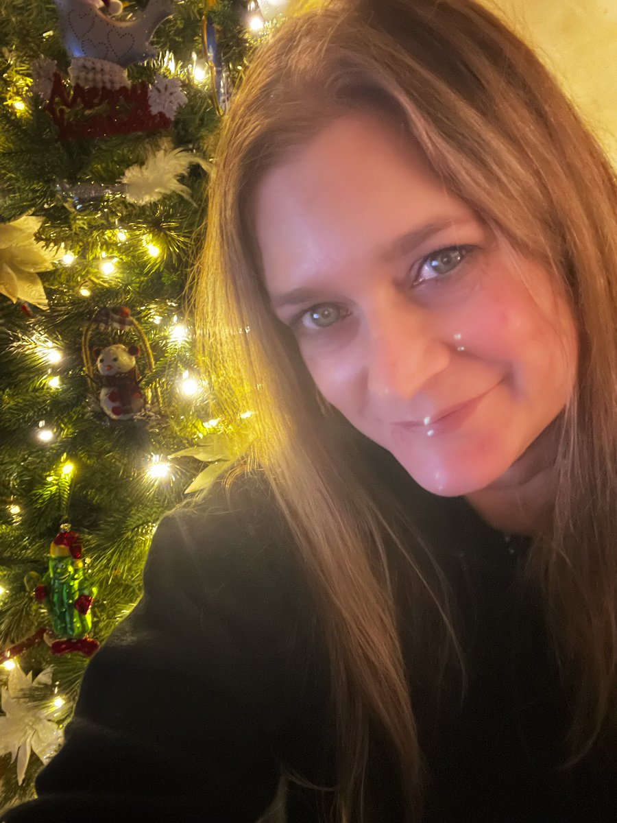 leighanneFC's tweet photo. Christmas tree goofin’ https://t.co/sB0ESjOsIN