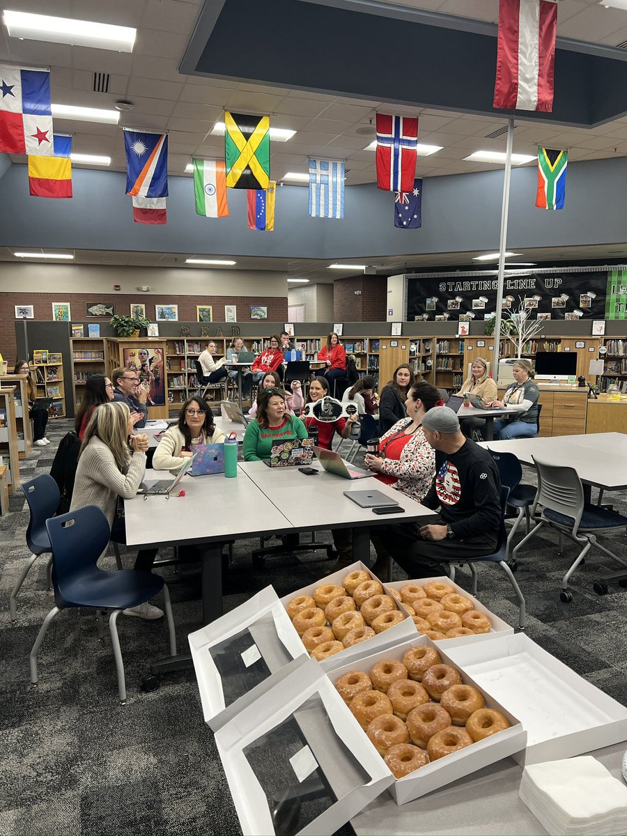 MarkLabarr's tweet image. This week, Noblesville Schools Education Foundation board members stopped by Hazel Dell Elementary School treating teachers and staff to coffee and donuts powered by Duke Energy. Thank you for all you do for students and our community!