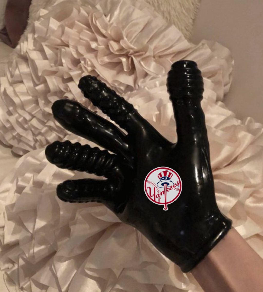 basabellmedia's tweet image. REPORT: The Yankees are testing an experimental new glove designed to improve grip and ball control. 

Sources say the glove is 200% stickier.

It’s the latest sign of MLB’s innovation wave, following gear breakthroughs like the torpedo bat.

Via @JeffPassan