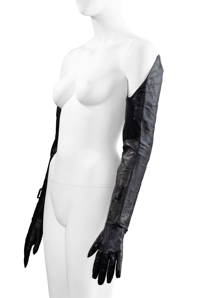 MARTIN MARGIELA, FALL-WINTER 1992-1993
Exhibit: pair of black leather sleeve-lengthed
gloves