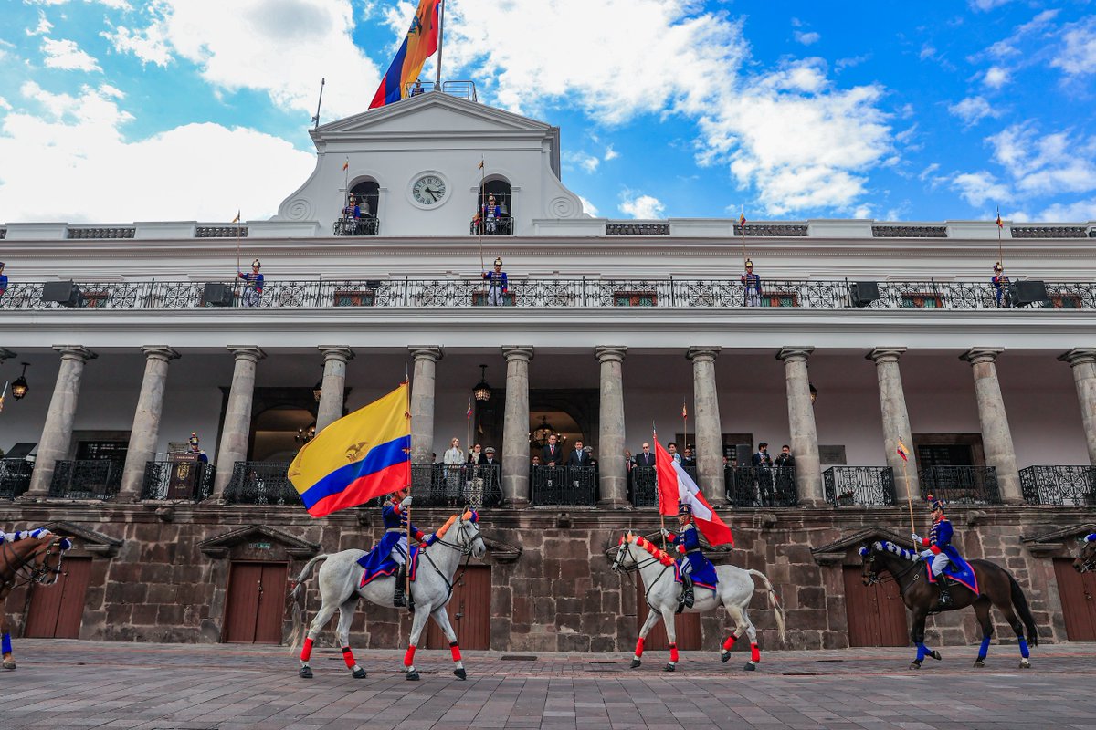 presidenciaperu's tweet photo. #BinacionalPerúEcuador 🇵🇪🤝🇪🇨 | En el marco de actividades oficiales por el Encuentro Presidencial y XVI Gabinete Binacional, el presidente José Jerí y su Gabinete Ministerial presenciaron el solemne Cambio de Guardia de los Granaderos de Tarqui, en el Palacio de Carondelet.

En este acto protocolar destacó el respeto mutuo de ambas naciones por la tradición, el patriotismo y la honra de los regimientos históricos responsables del resguardo presidencial.
