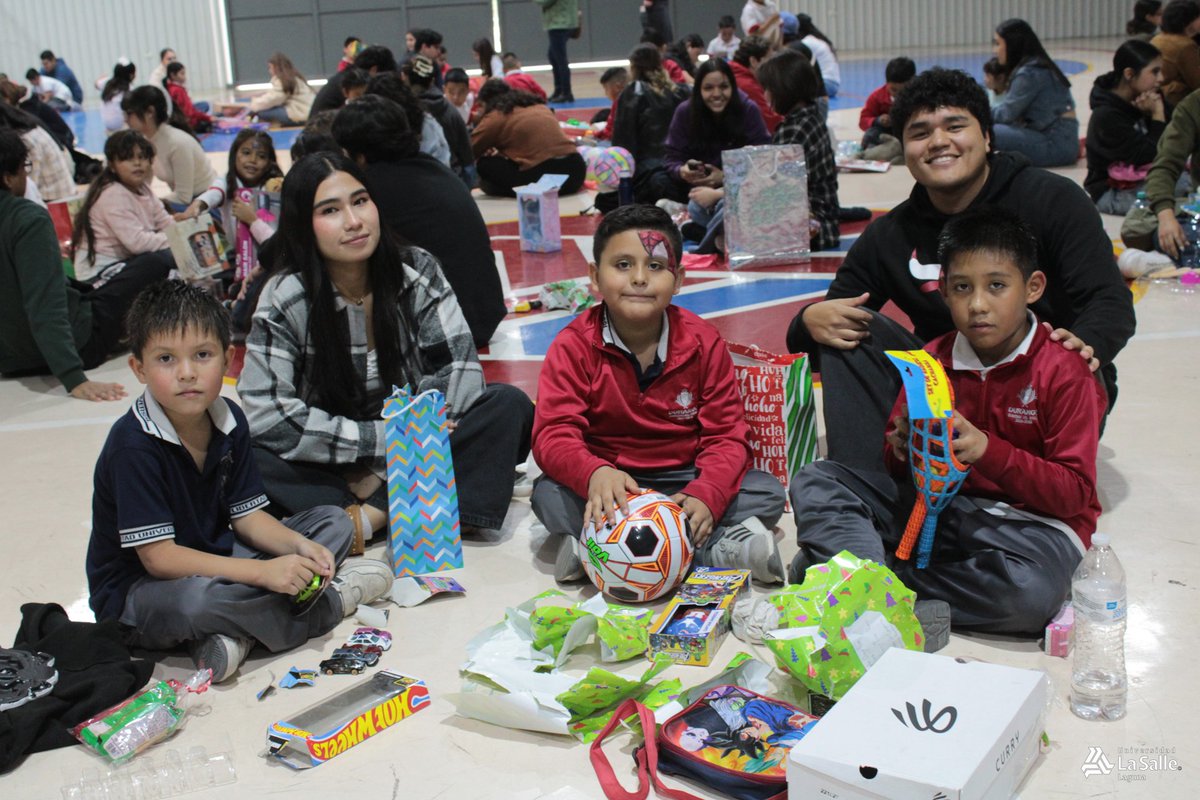 💥 MOMENTOS LA SALLE 2025 💥 Este mes, en el “Tiempo de Compartir 2025”, vivimos una mañana llena de magia, gratitud y espíritu navideño.🎄

🎁 Nuestros visitantes, acompañados por sus padrinos, fueron parte de un espacio donde cada sonrisa, cada juego y cada abrazo recordaron lo