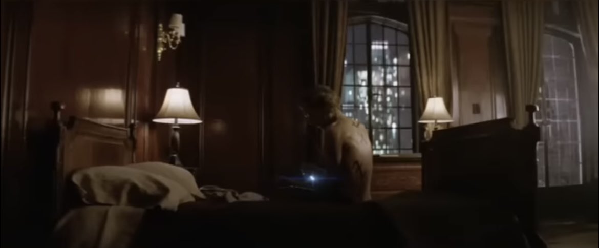 pequenos detalhes no filme de tmi que eu amo: o alec dizendo pro jace que a marca pra consertar um coração partido é a que dói mais e logo depois que o jace e a clary brigam mostra o jace fazendo uma marca que aparentemente está doendo muito